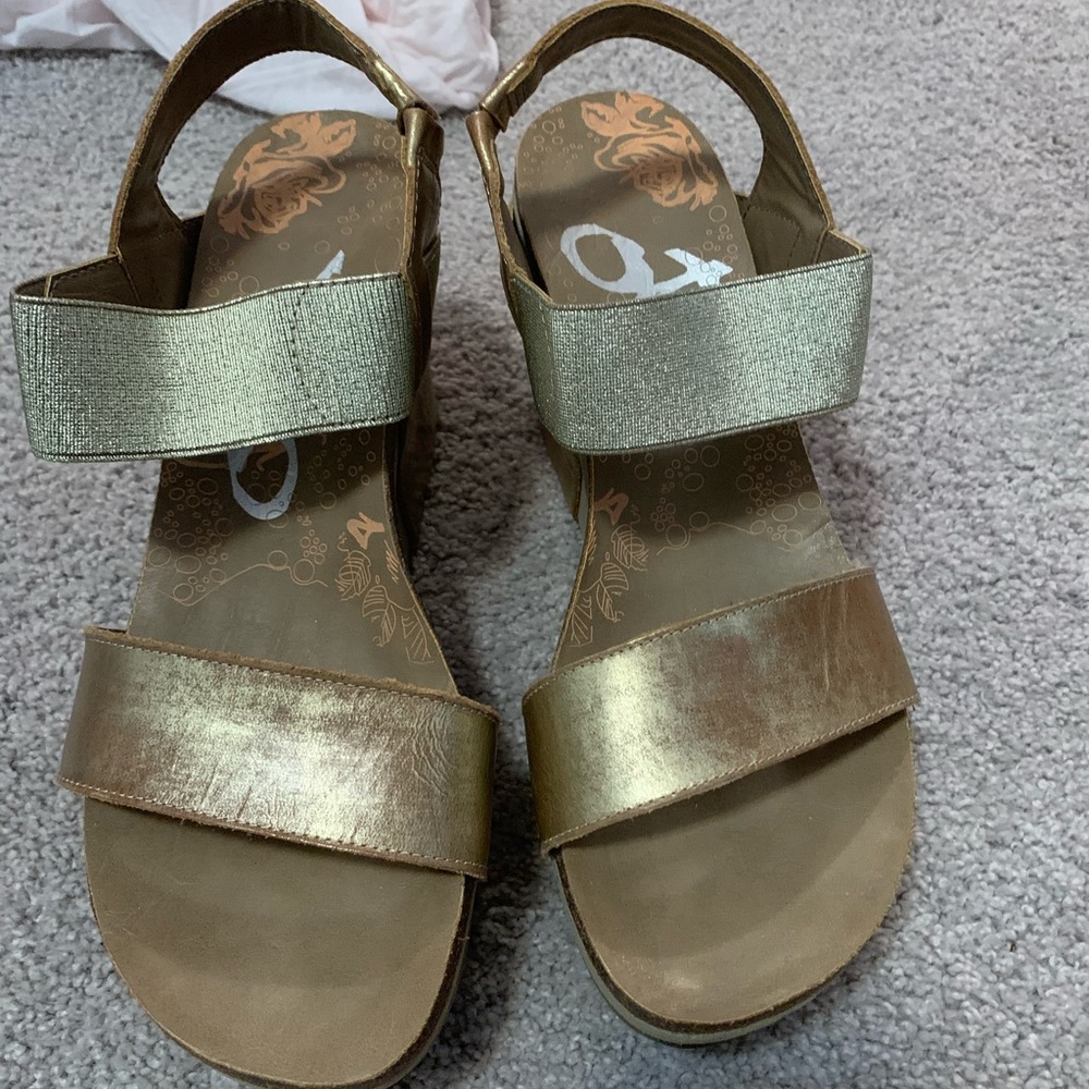 OTBT 9.5 bronze and gold wedges